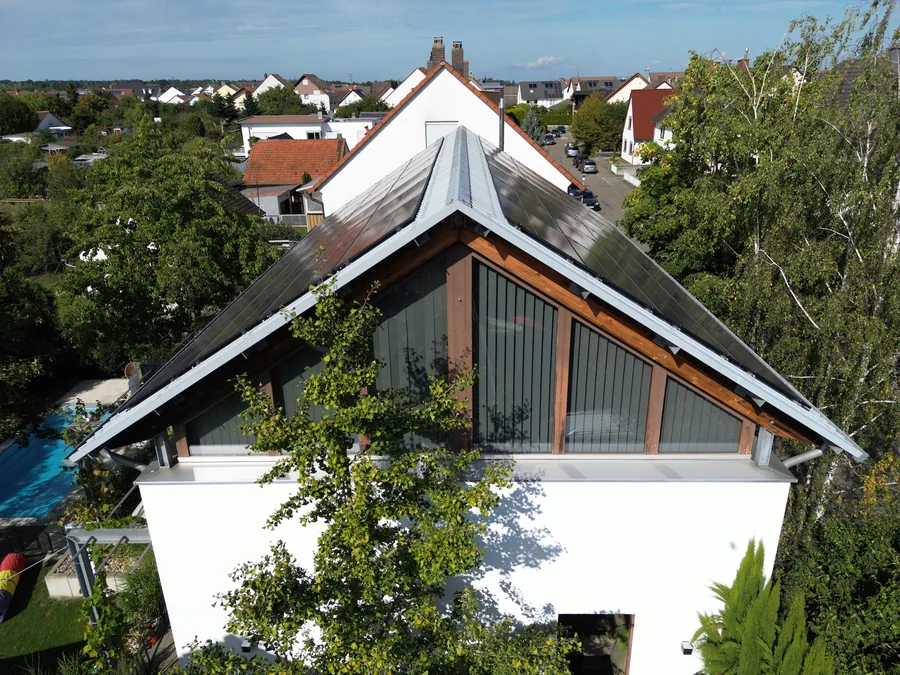 Wohnhaus mit Holzgiebel und belegter Dachfläche