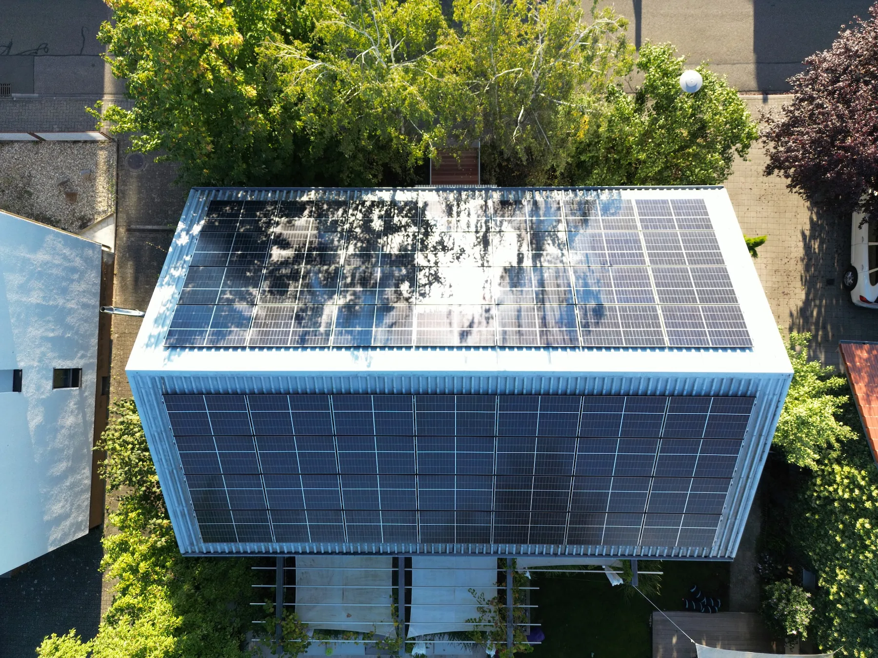 Gebäude mit Photovoltaik auf Dach und Fassade