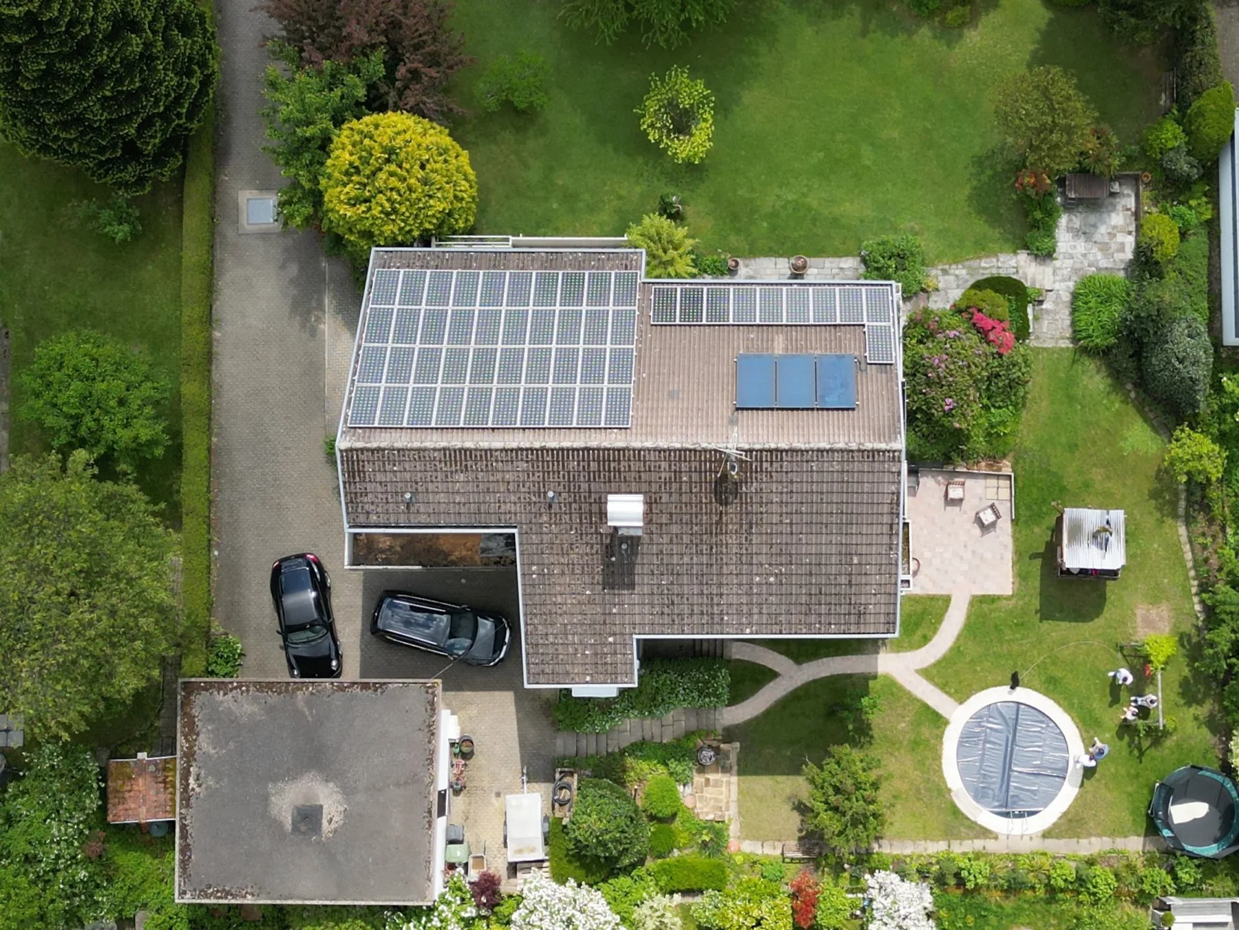 Einfamilienhaus mit belegtem Dach von oben